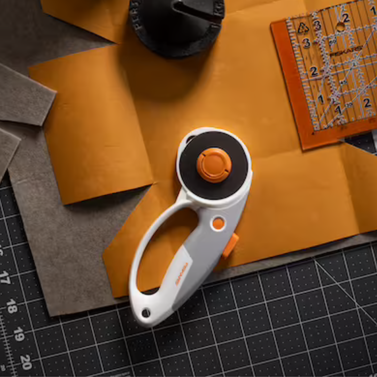 Fiskars 45mm Rotary Cutter, Titanium Premium-Steel Blade, Ergonomic Handle